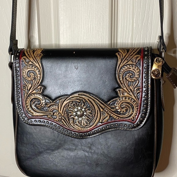 P & G Collection Concealed Carry Western Style Crossbody Purse - Picture 3 of 15